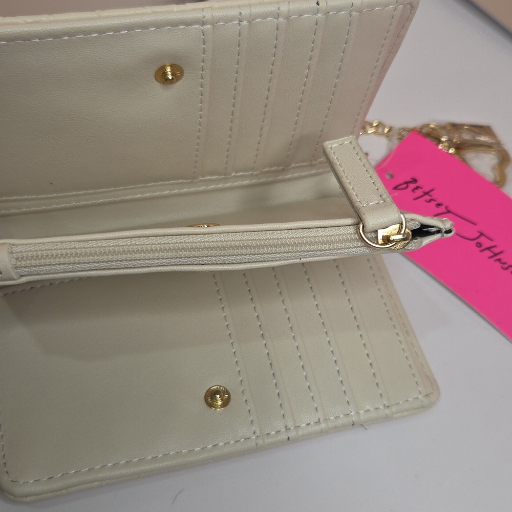 🤍🔹️Betsey Johnson 🔹️chalk Quilted Heart Zip Trifold Wallet XOKAYRA - Picture 9 of 9
